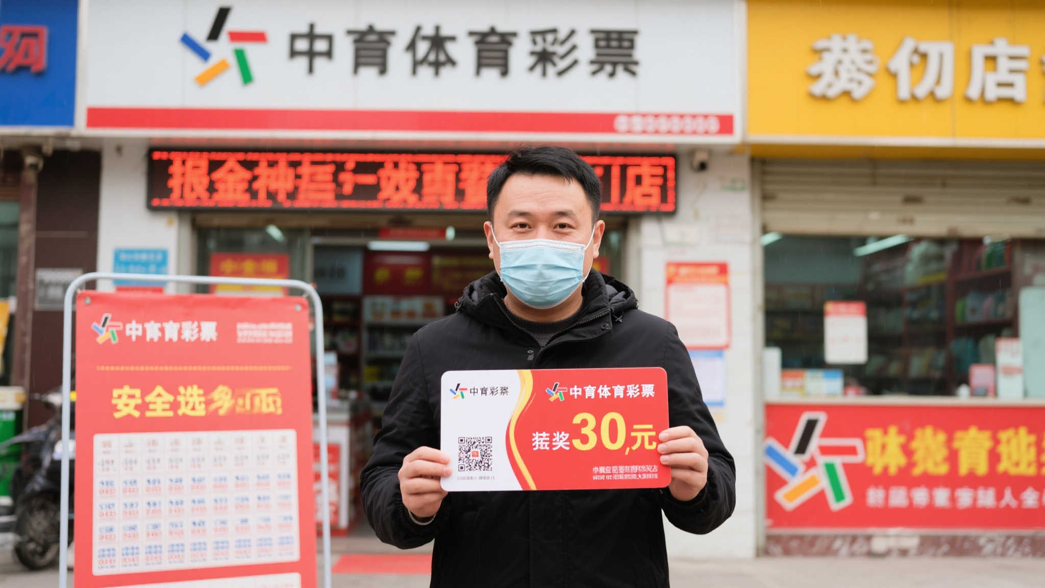 体彩站主喜中1078万 主动露脸兑奖并签署公开承诺书 对于很多人来说,中奖后选择匿名似乎是更安